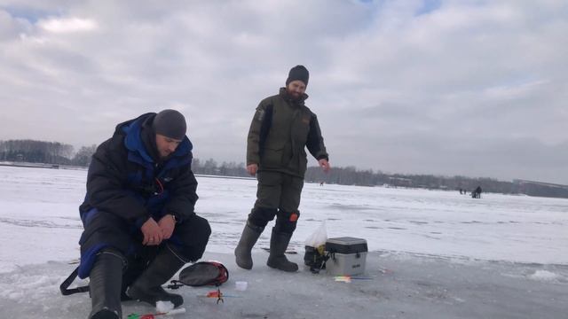 ОШИБКА ЧУТЬ НЕ ОСТАВИЛА БЕЗ УЛОВА! Рыбалка со льда на водохранилище Дрозды смотреть онлайн