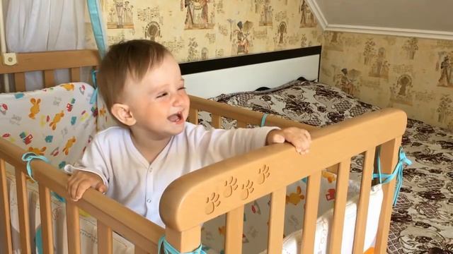 Малыш забавно смеется смотреть онлайн
