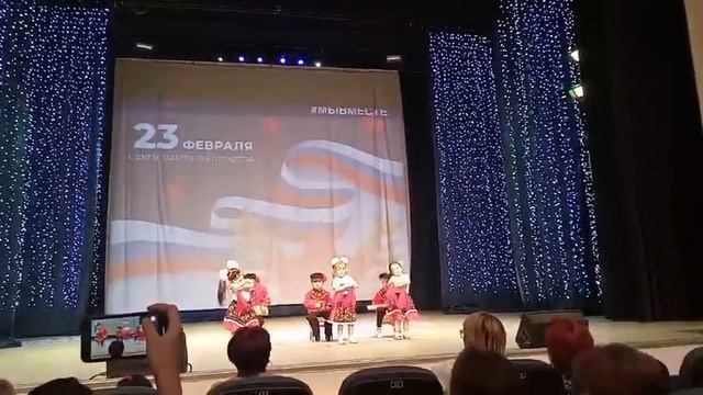 Группа "Умка" танец "Девочки фабричные" смотреть онлайн