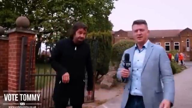 Tommy Robinson Confronts His Muslim Accuser смотреть онлайн