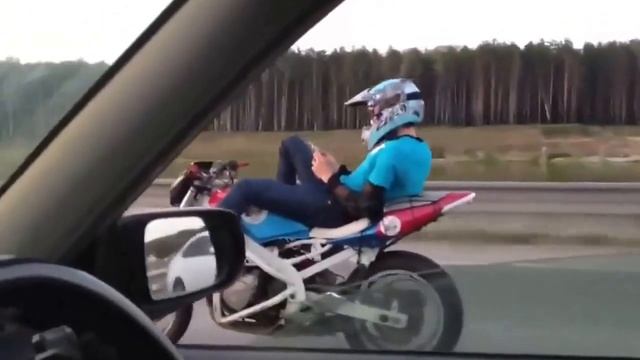 Байкер залип в телефон. смотреть онлайн