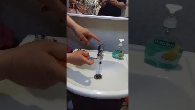 А у нас из крана газ!А у вас?Естественный водонагреватель. Поджигаешь и сразу горячая вода! 01.05.1 смотреть онлайн