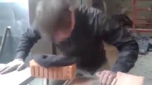 Бьет кирпич головой  За вдв