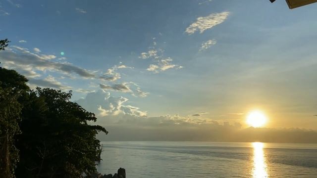 Relaxing sunsets on the ocean with calm ocean waves (4K Video Ultra HD) смотреть онлайн