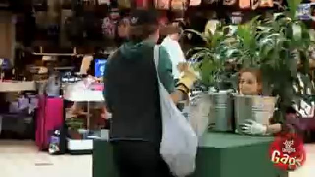 Прикол  розыгрыш сильная девочка   Strong Girl