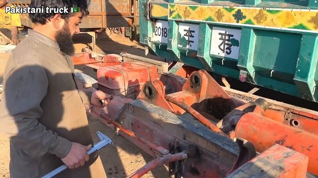 Due to the heavy load The hydraulic jack bushing became loose We Make new Bushing from Iron Gas Pip смотреть онлайн