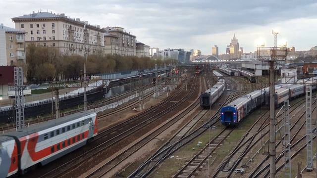 Москва-Киевская вечерняя двухэтажка на Брянск и много "брошенных" электровозов в депо смотреть онлайн