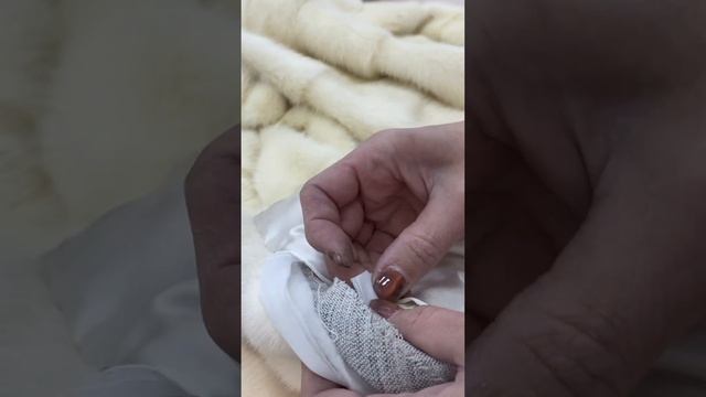 Меняем петельку в шубе пришиваем пуговицу смотреть онлайн