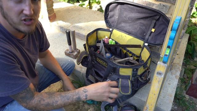 ESSENTIAL BRICKLAYING TOOLS [Bricklaying for beginners e.p 1] смотреть онлайн