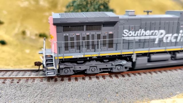 Athearn AC4400 Product Review with Speed Matching & DCC Programming - UPRR Evanston Sub Model Train смотреть онлайн