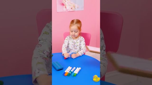 МИНИ-ЗУБНАЯ ПАСТА И ГИГАНТСКАЯ ЗУБНАЯ ПАСТА! | КЛАССНЫЕ ИДЕИ И ЛАЙФХАКИ ДЛЯ РОДИТЕЛЕЙ смотреть онлайн