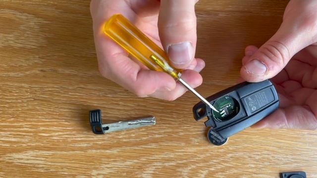 How To Replace Your BMW Comfort Access Key Battery 1 3 5 6 7 X3 X5 X6 Z4 E83 E90 E92 E93 E60 E70 E7 смотреть онлайн