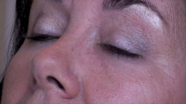 Makeup Tutorial for Mature Skin: hide wrinkles, pores and blemishes for younger, more radiant skin!