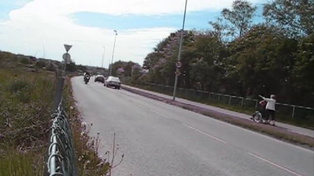 suzuki gsxr 600 srad begining wheelie.wmv смотреть онлайн