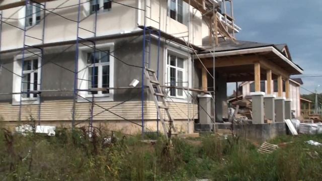 Архитектура дома из пенопласта, утепление пенопластом, карнизы из пенопласта, часть фасада в камне смотреть онлайн