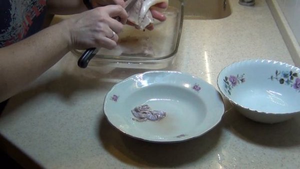 Как быстро очистить кальмары от пленки видео