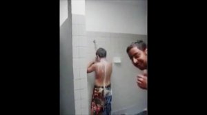 Бесконечный шампунь.Ржачный прикол в душе.