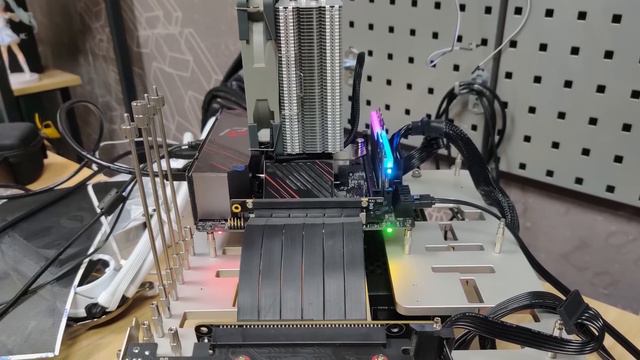 用自己设计的ITX机箱组装一台疯狂的高性能分体水冷主机【翼王】 смотреть онлайн