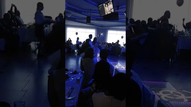 Как На свадьбе танцуют медленные танцы смотреть онлайн