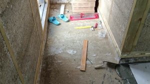 Укладка плитки на пол в бане.