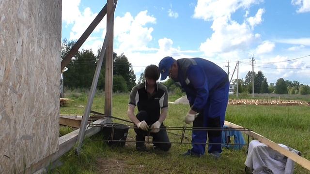 Армирование фундамента. Вяжем арматуру для свайно-ростверкого фундамента. Дача в заволжье. Серия 9.