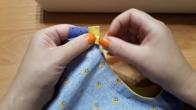 Обработка горловины косой бейкой по лицевой стороне. Пошаговый МК смотреть онлайн