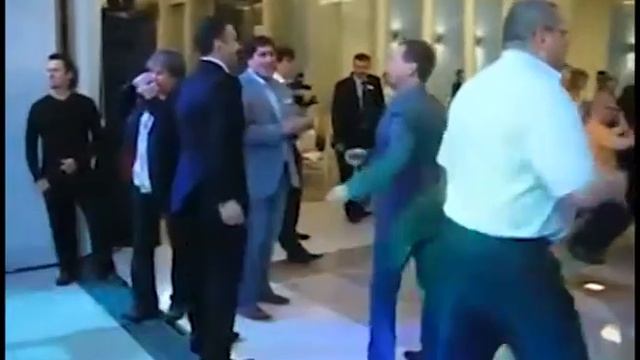 Медведев танцует под "Все танцуют как Медведев" ( В.Т.К.М. ) - NLP смотреть онлайн