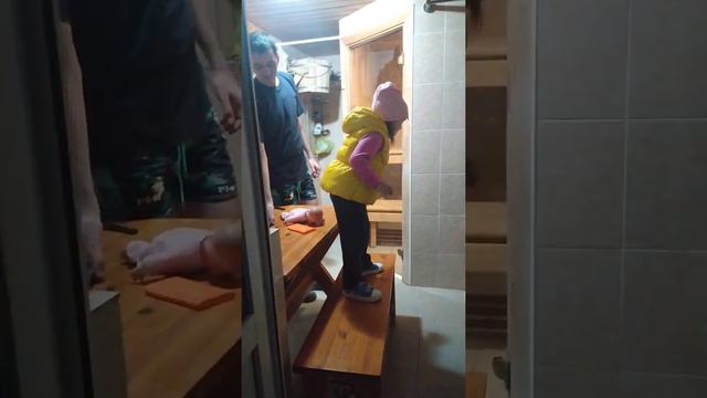 Ребенок хотел потанцевать, а Рома мешает смотреть онлайн