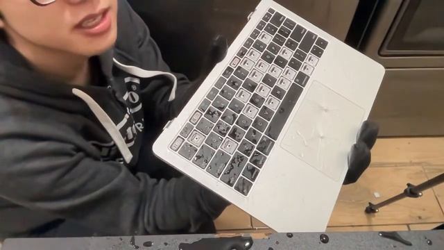 SMASHING MY MACBOOK AT 2 MILLION SUBSCRIBERS - LIVE смотреть онлайн
