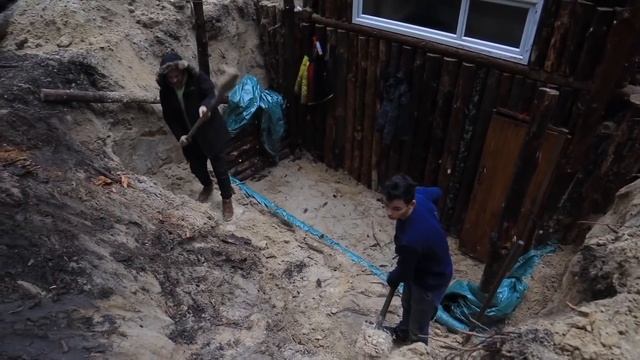 We built a dugout on 2 floors in the forest Building a complete and warm survival shelter. смотреть онлайн