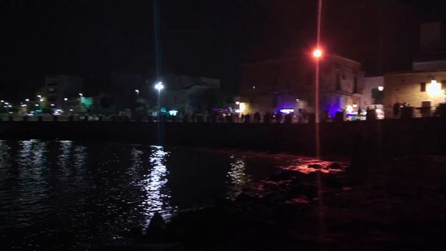 Монополи. Здесь отдыхают итальянцы на море в Италии. Апулия. Большой летний отпуск на юге Италии. смотреть онлайн