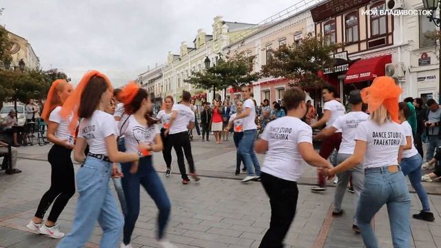 Street musicians thirio Mojito and dance studio Trajectory - Mas Que Nada. смотреть онлайн