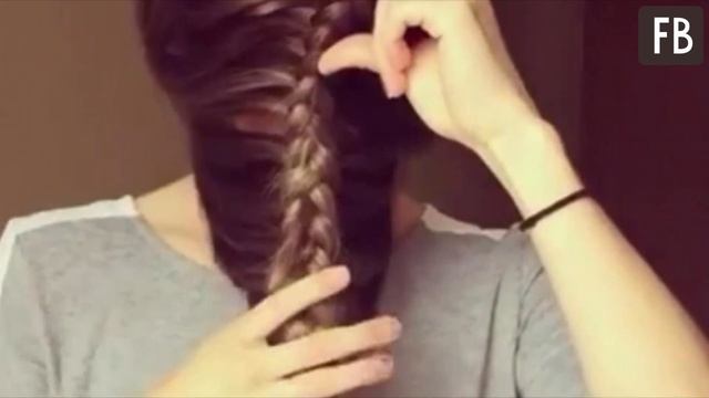Девушка заплетала косу под подбородком, и все умирали от хохота, но стоило ей сделать смотреть онлайн
