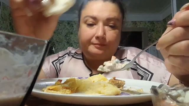 Мукбанг👀👩🎤Скучно как то🙋♀️решила поужинать с вами мои хорошие😉🙃 смотреть онлайн