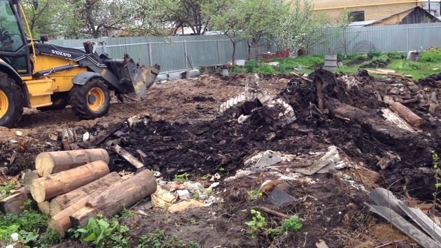 Уборка мусора экскаватором-погрузчиком смотреть онлайн