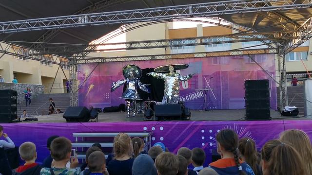 Зеркальные люди танцуют смотреть онлайн