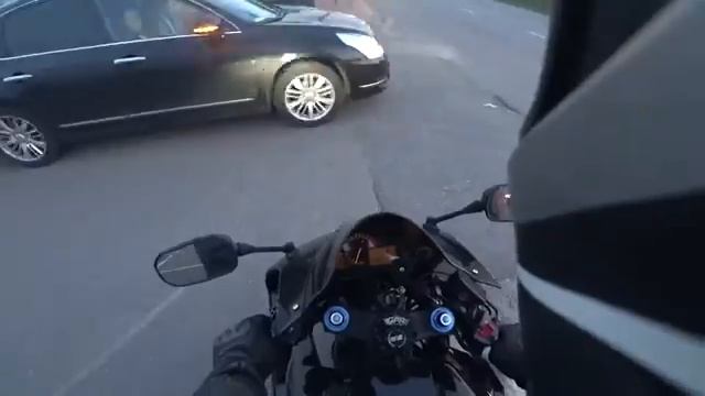 Мотоциклист проучил водителей авто,за оставленный на дороге мусор. смотреть онлайн