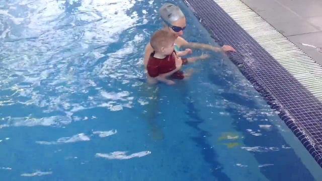 Плавание грудничков 11 месяцев. Ныряем за игрушкой под водой. смотреть онлайн