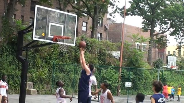 B&E INTER 2009 (The Willie Ladson International Basketball Clinic pt2) смотреть онлайн