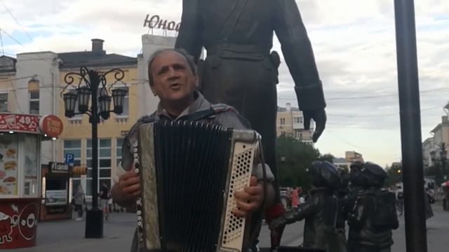 Помнишь девочка гуляли мы в саду.(А.НОВИКОВ) смотреть онлайн