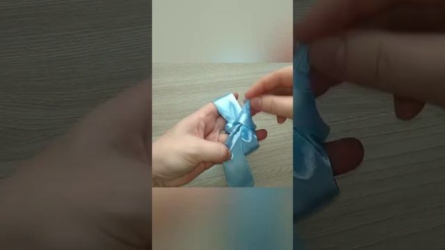 #Shorts ПОСМОТРИТЕ как быстро завязать БАНТ из АТЛАСНОЙ ЛЕНТЫ / RIBBON BOW смотреть онлайн