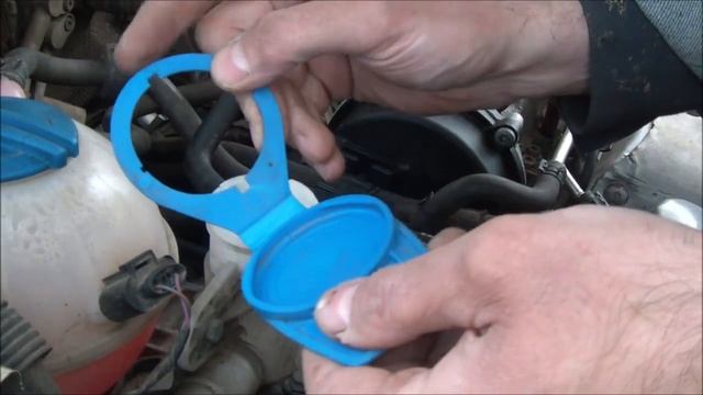 Как переделать крышку бачка стеклоомывателя Skoda Yeti How to remake the tank cover of the washer смотреть онлайн
