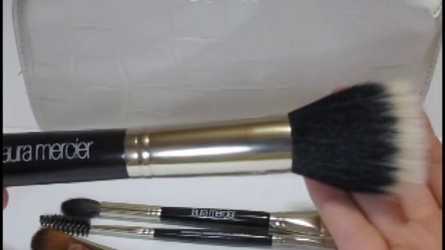 Обзор на Laura Mercier Travel Brush Set смотреть онлайн