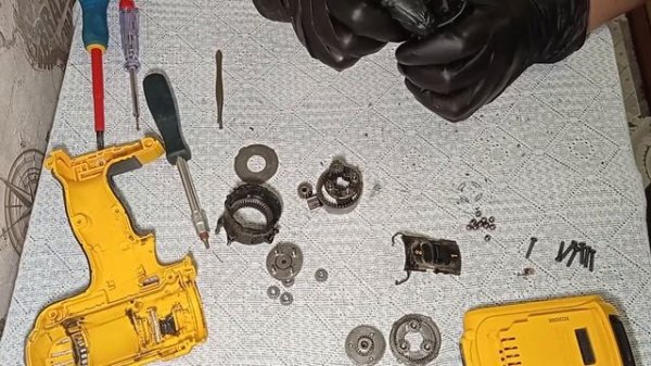Шуруповёрт Dewalt DCD 771.Обслуживание и смазка редуктора