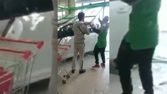 В Семикаракорске Ростовской области водитель протаранил Пятерочку. смотреть онлайн