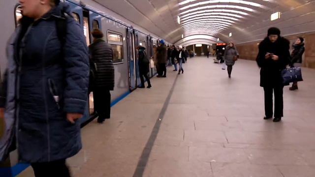 Станция метро Сходненская, Электропоезда 81-710 и 81-760 смотреть онлайн