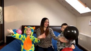 Мама и дети надувают большие шарики и учат цвета