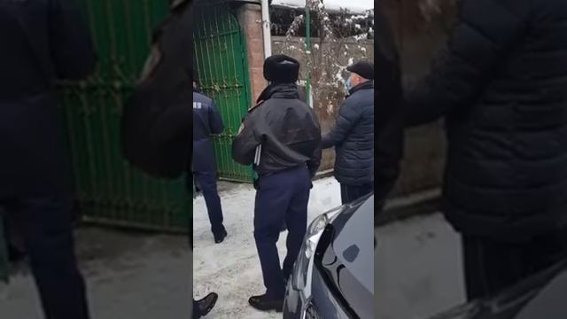 Аташка напал на сотрудников полиции смотреть онлайн