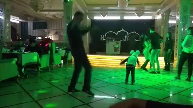 Мужик танцует смотреть онлайн