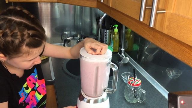 Клубничный коктейль милкшэйк Milkshake дома на карантине смотреть онлайн